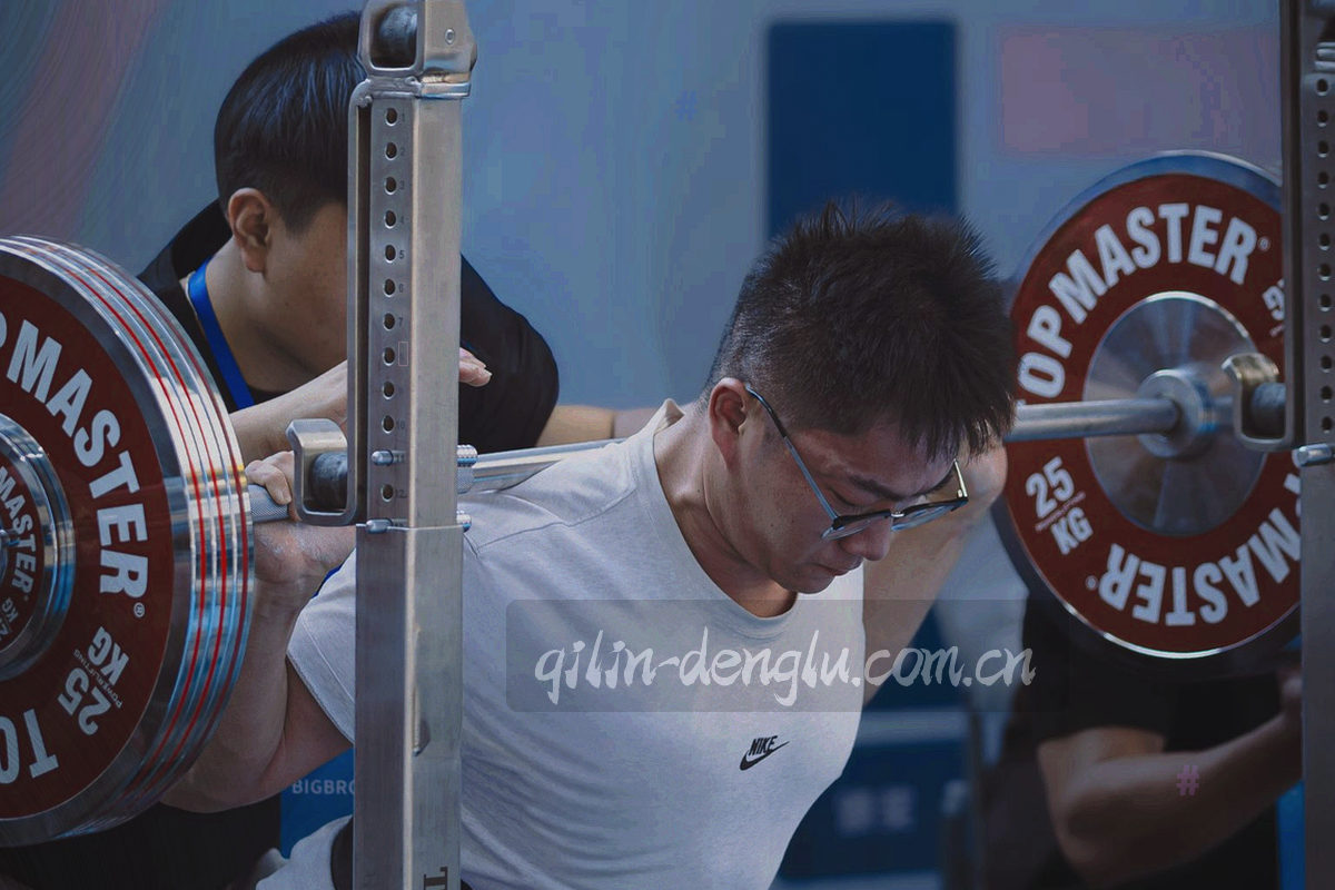 多层半透明玻璃片叠合而成的抽象纹理，光线在层与层之间折出细密的金色线条